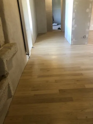 Traitement d'un parquet en bois brut