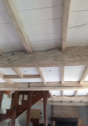 Mise en peinture d'anciennes poutres lasurées par Home Rénov'24 à Bergerac 