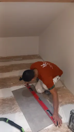 Rénovation de sol en cours par notre équipe de peintre Home Rénov'24 