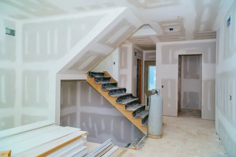 Pose de plaques de plâtres en sous pente dans une maison surélevée, Bergerac, Home Rénov' 24