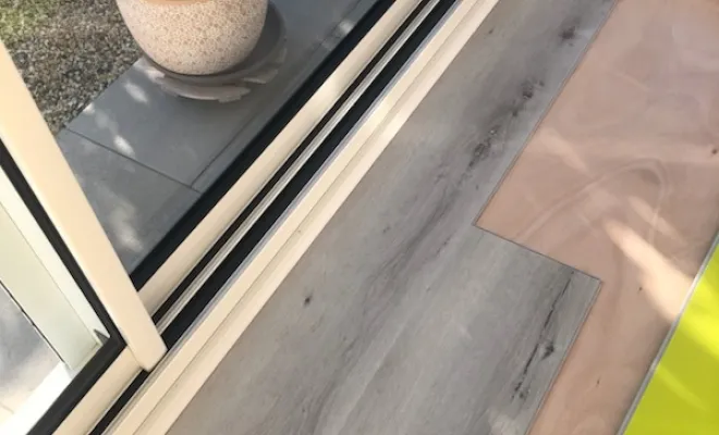 Lames PVC rigide avec sous-couche intégrée, Home Renov'24.