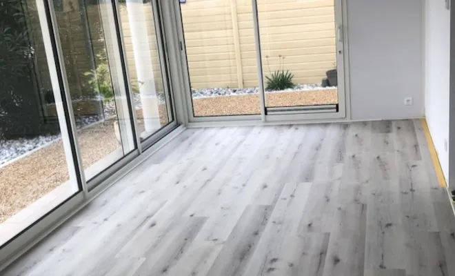 Lames PVC rigide avec sous-couche intégrée, Home Renov'24.