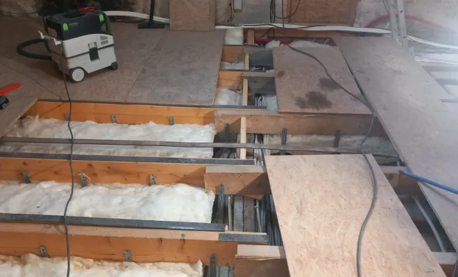 Chantier sol en cours : pose de dalles PVC imitation carrelage par notre équipe de peintre Home Rénov'24 à Bergerac , Bergerac, Home Rénov' 24