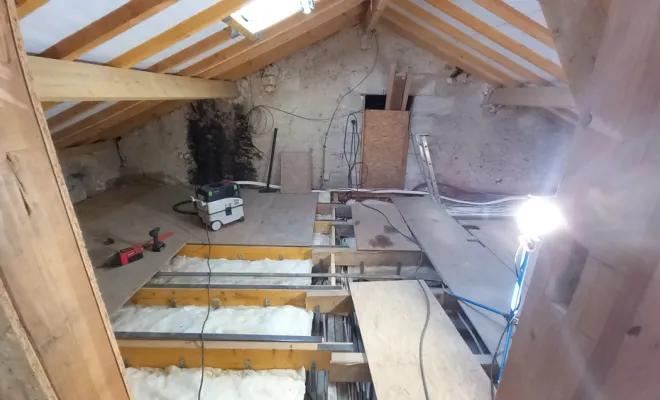 Chantier sol en cours : pose de dalles PVC imitation carrelage par notre équipe de peintre Home Rénov'24 à Bergerac , Bergerac, Home Rénov' 24