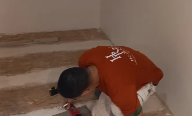 Chantier sol en cours : pose de dalles PVC imitation carrelage par notre équipe de peintre Home Rénov'24 à Bergerac , Bergerac, Home Rénov' 24