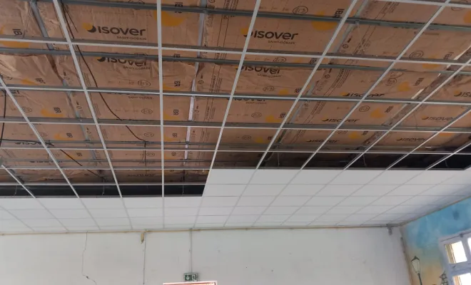 Zone technique entre l'isolation et le faux plafond 