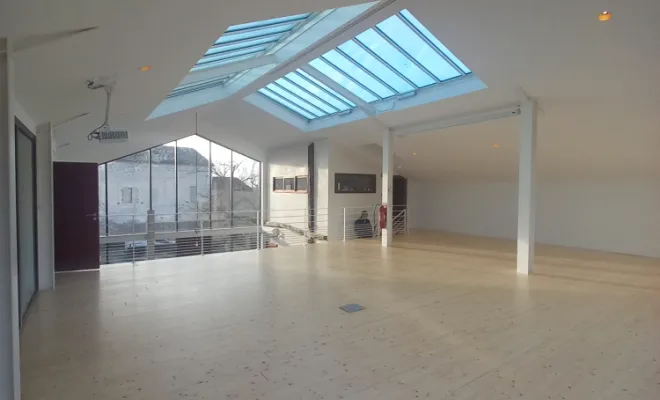 Traitement à l'huile d'un parquet en bois brut finition naturelle 