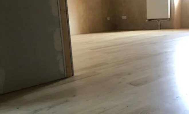 Traitement à l'huile d'un parquet en bois brut finition naturelle 