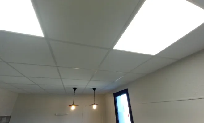 Fourniture et pose d'un faux plafond dans un bureau par Home Rénov'24 à Bergerac 