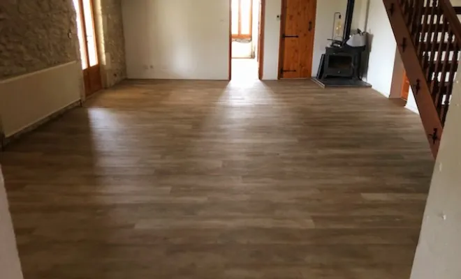 Pose du revêtement PVC imitation bois 