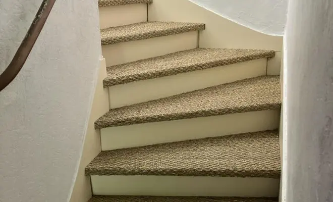 Rénovation d'escalier en jonc de mer par Home Renov'24!