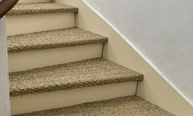 Rénovation d'escalier en jonc de mer par Home Renov'24!