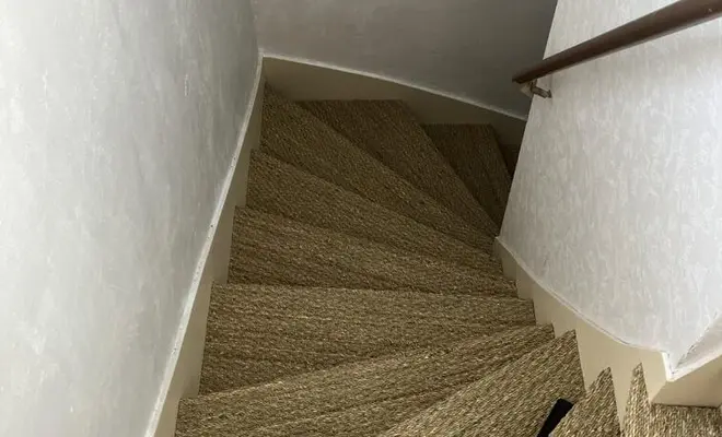 Rénovation d'escalier en jonc de mer par Home Renov'24!