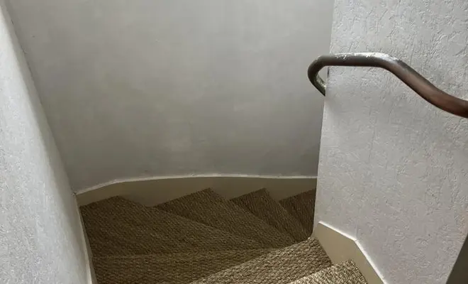 Rénovation d'escalier en jonc de mer par Home Renov'24!
